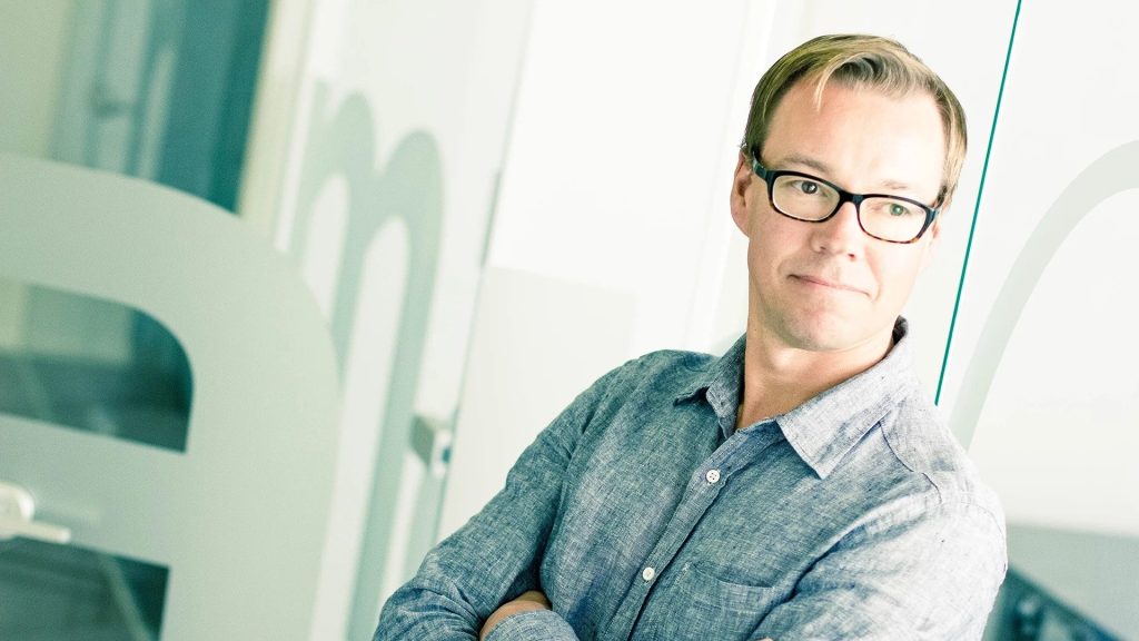 Esimies pitämässä innostavaa puheenvuoroa B2B-myyntivalmennuksessa.