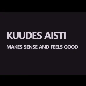 Tummalla taustalla on paksut valkoiset tekstit "KUUDES AISTI" ja "JÄRKEVÄ JA TUNTUU HYVÄLTÄ"