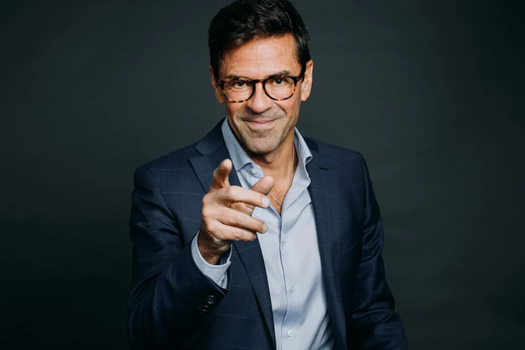 Mika Järvinen pitää asiantuntijamyynnin valmennusta.